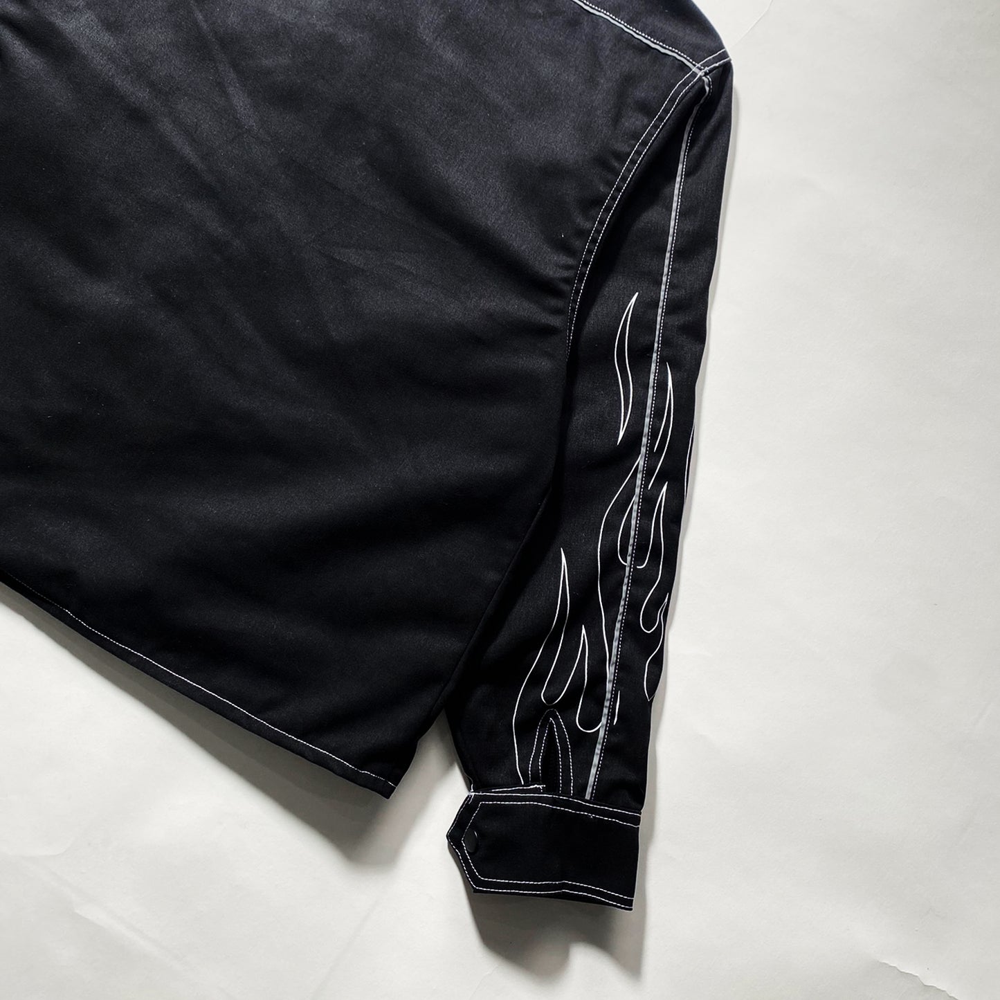 BUCCANEER WHITE FLAMES (PADDED READY) IN BASALT BLACK