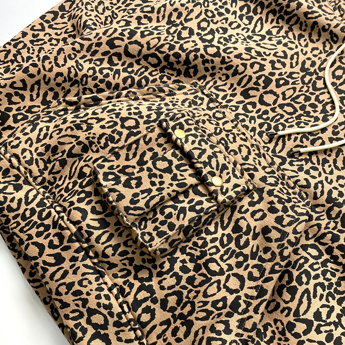 LEOPARD MARKING™ | OVERSIZED PULL OVER 3-POCKET HOODIE IN LATTE KHAKI