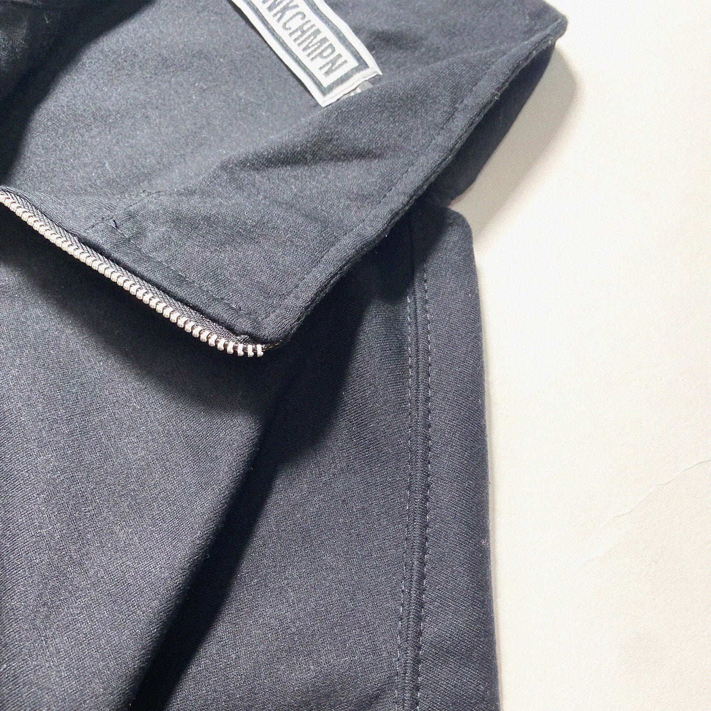 QUARTER ZIP ICONIC PATCH | BOXY FIT IN BLACK