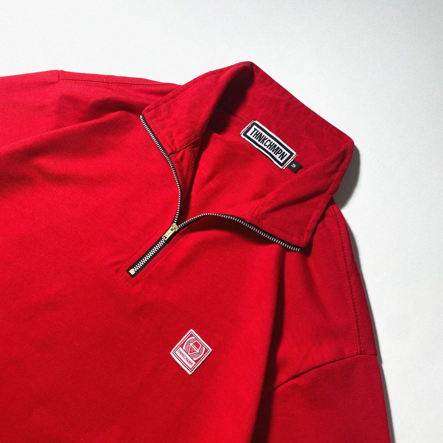 QUARTER ZIP L/S ICONIC PATCH | BOXY FIT IN RED