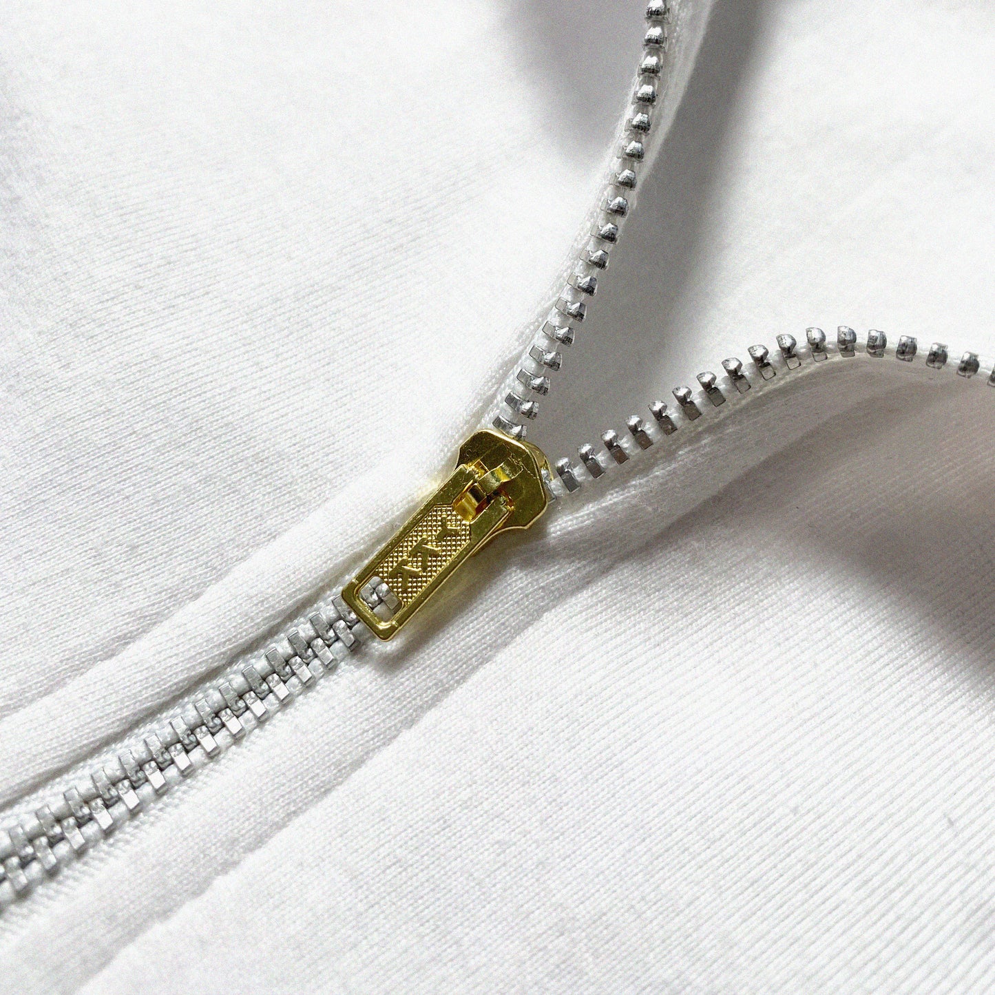 QUARTER ZIP L/S ICONIC PATCH | BOXY FIT IN WHITE