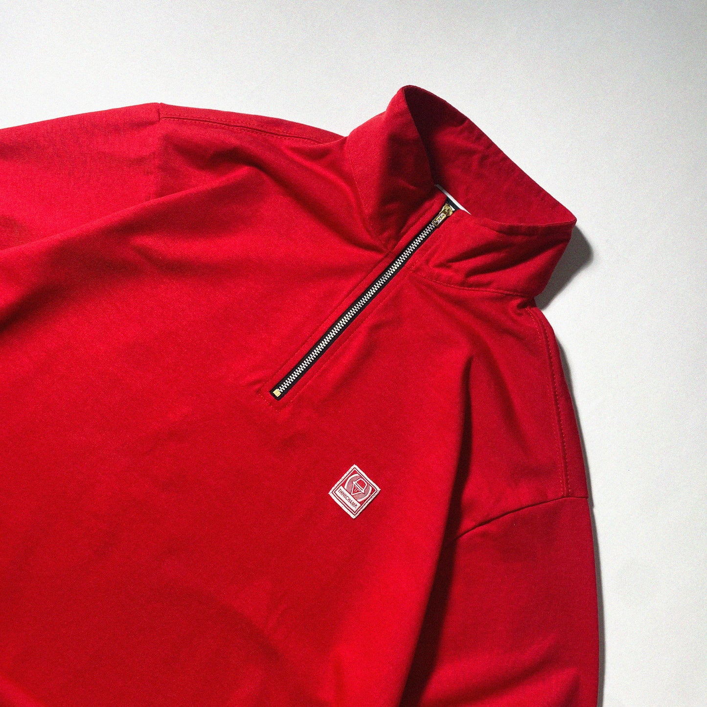 QUARTER ZIP L/S ICONIC PATCH | BOXY FIT IN RED