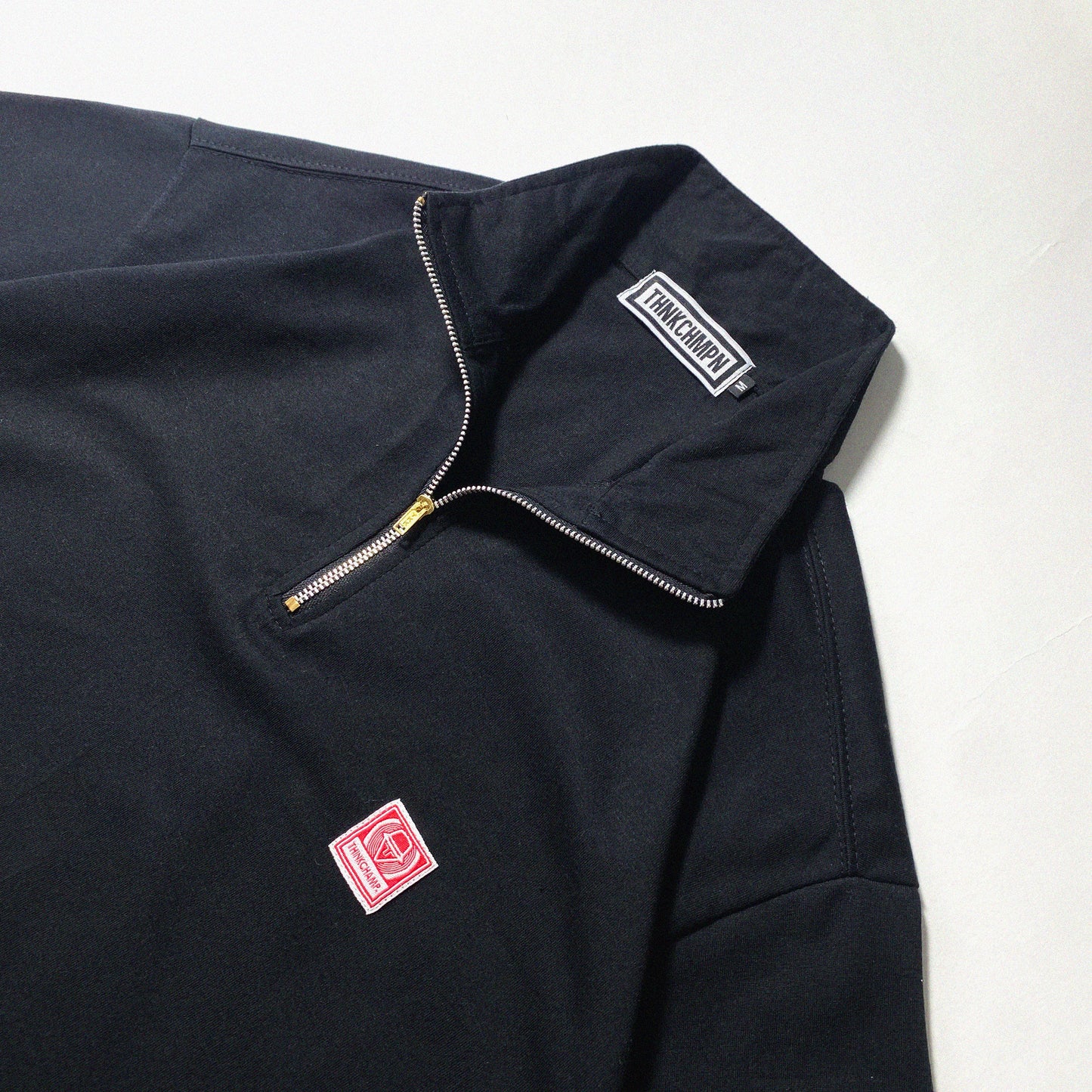 QUARTER ZIP ICONIC PATCH | BOXY FIT IN BLACK