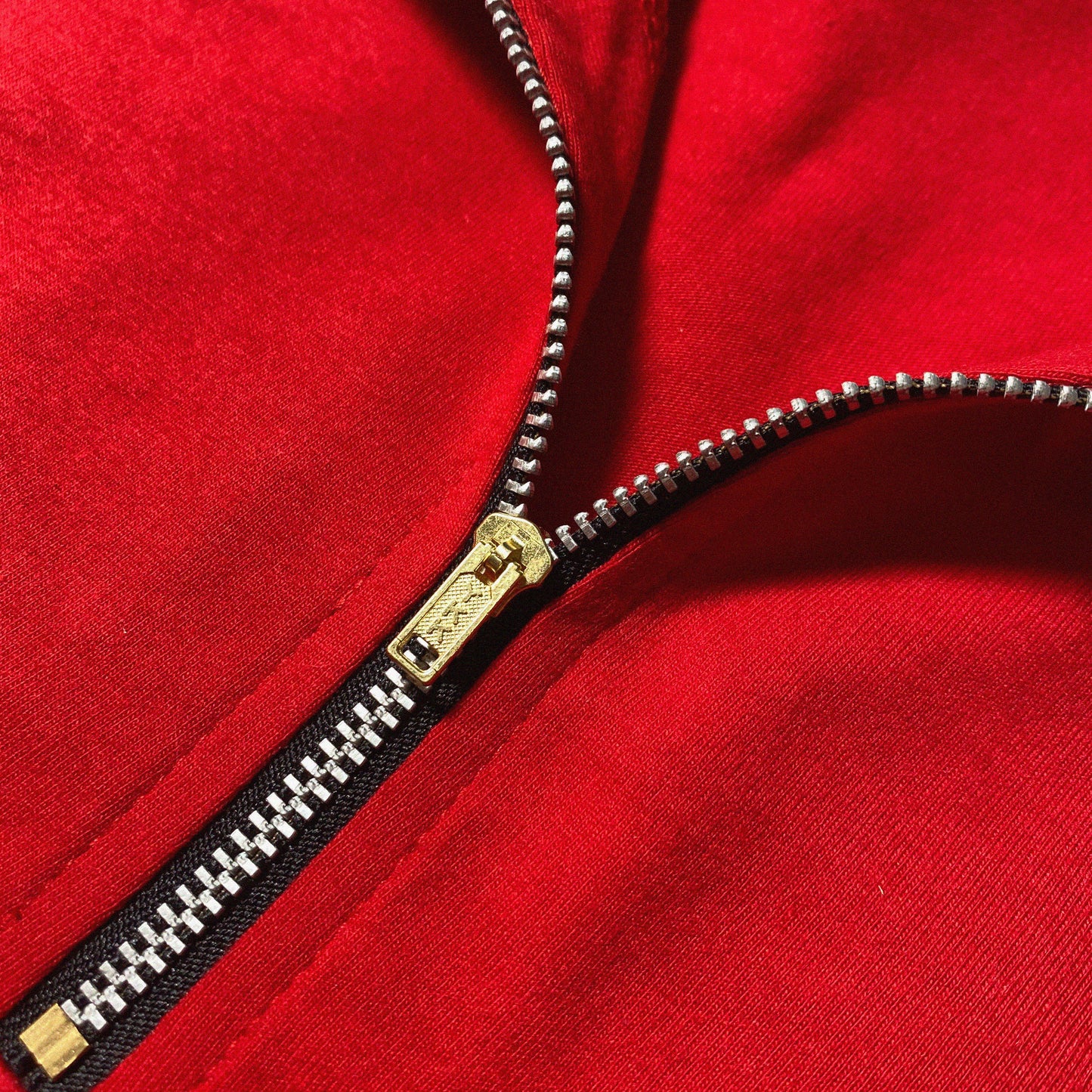 QUARTER ZIP L/S ICONIC PATCH | BOXY FIT IN RED