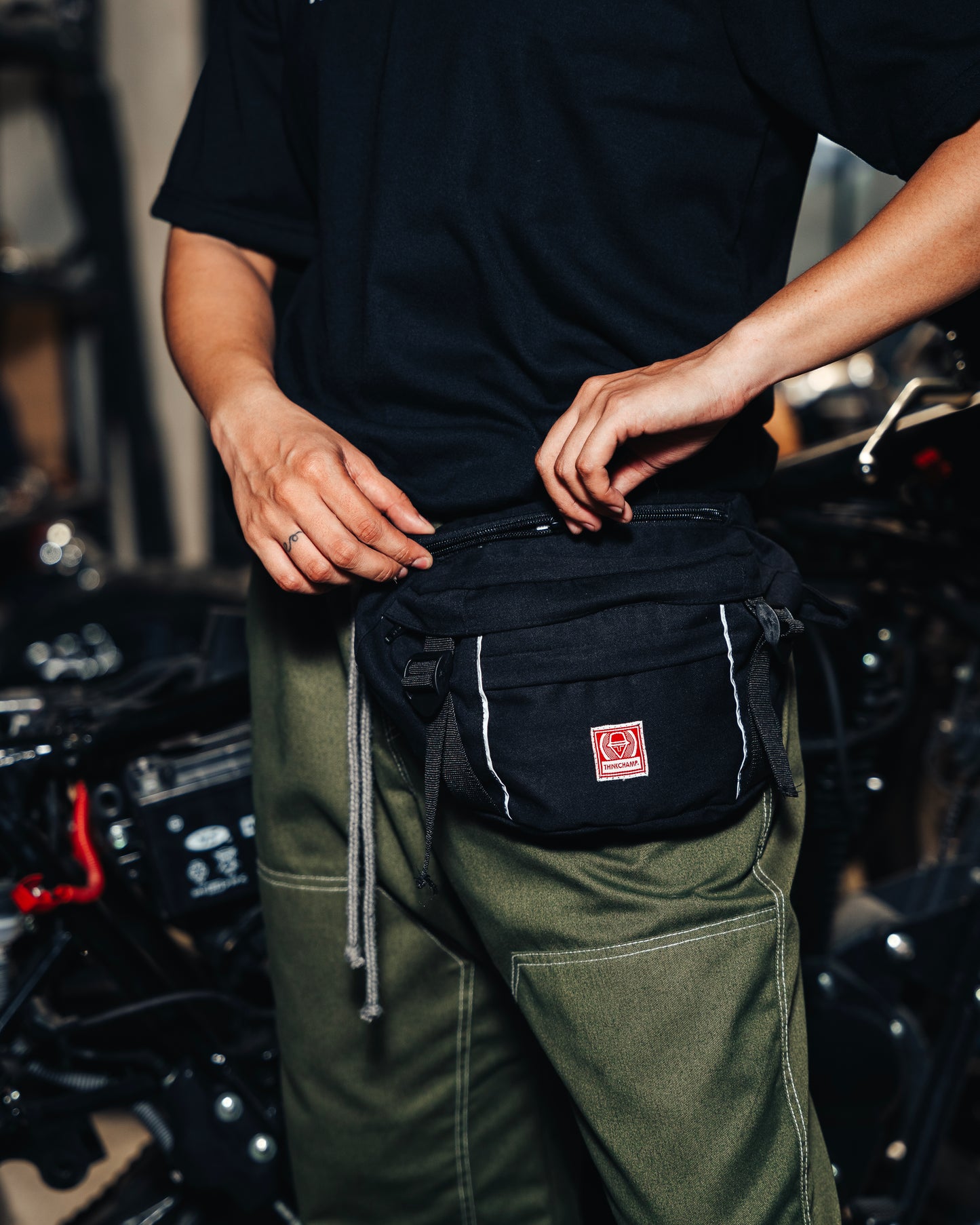 CARRIER BELT BAG IN BASALT BLACK