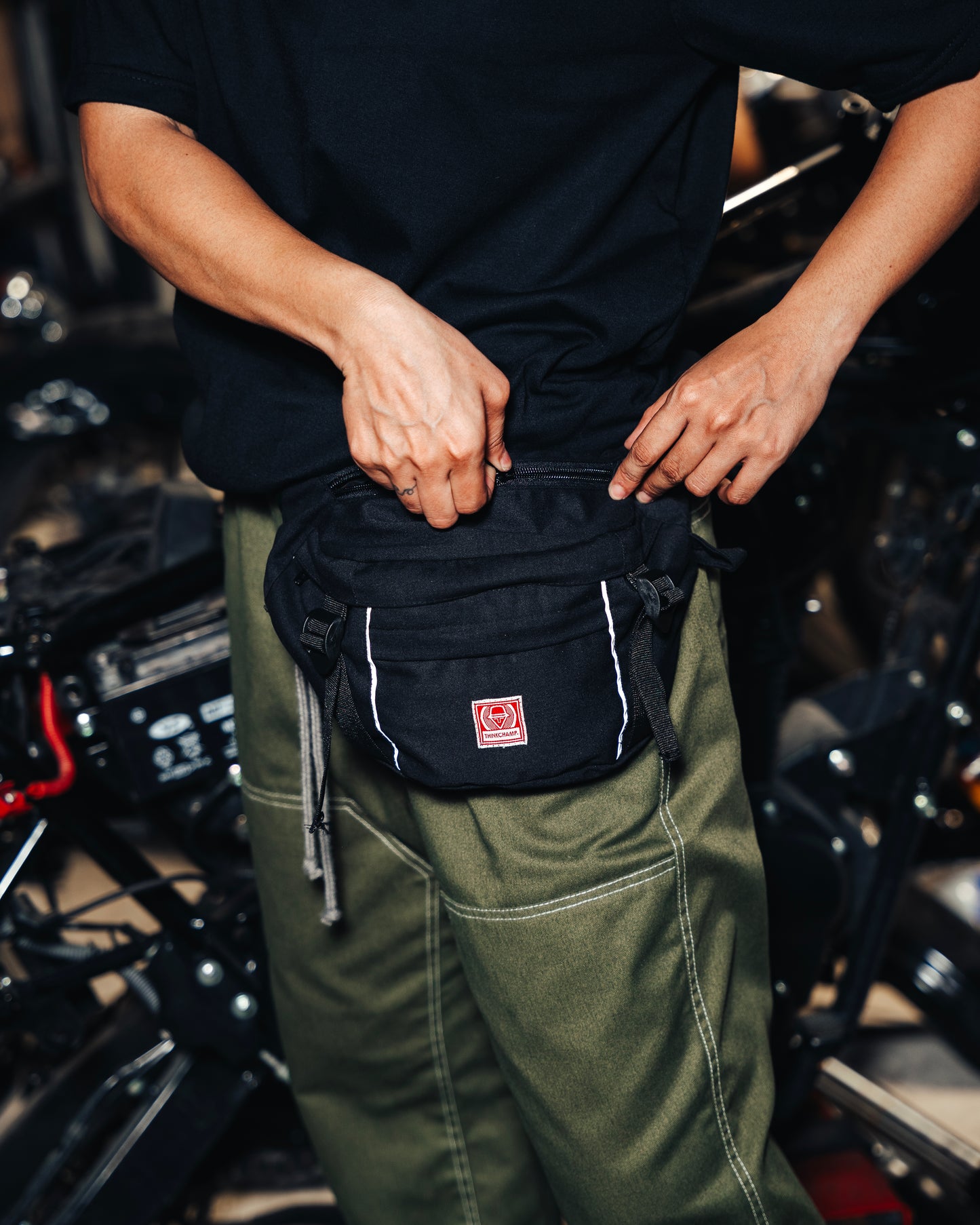 CARRIER BELT BAG IN BASALT BLACK