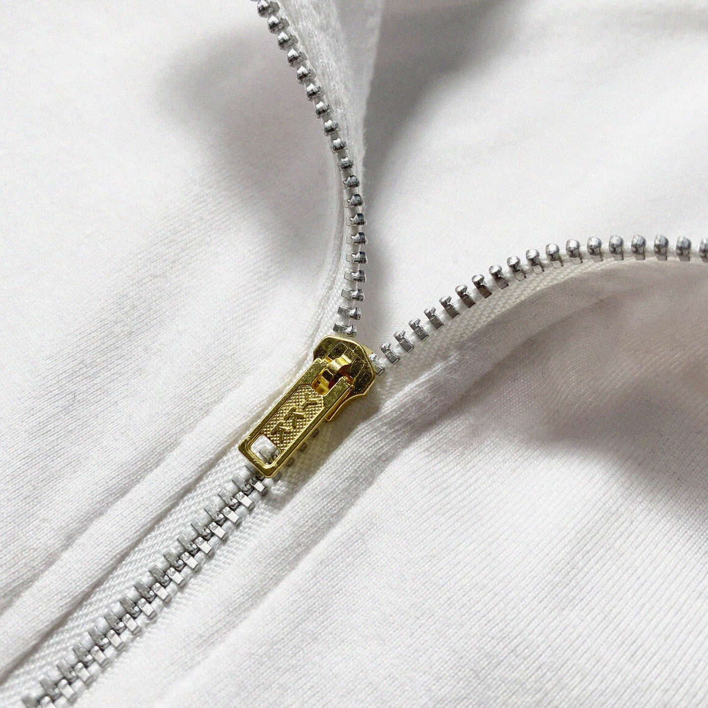 QUARTER ZIP ICONIC PATCH | BOXY FIT IN WHITE