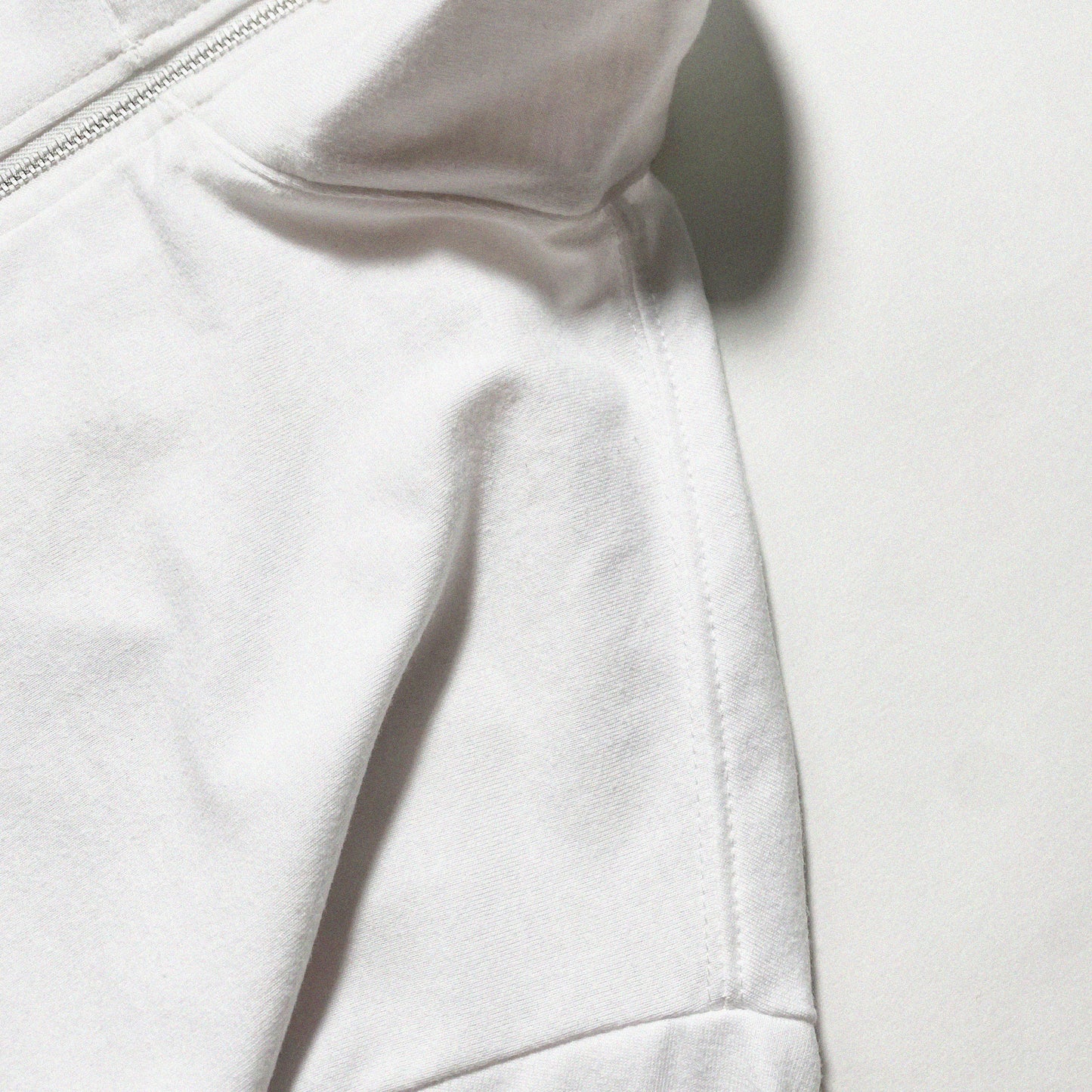 QUARTER ZIP ICONIC PATCH | BOXY FIT IN WHITE