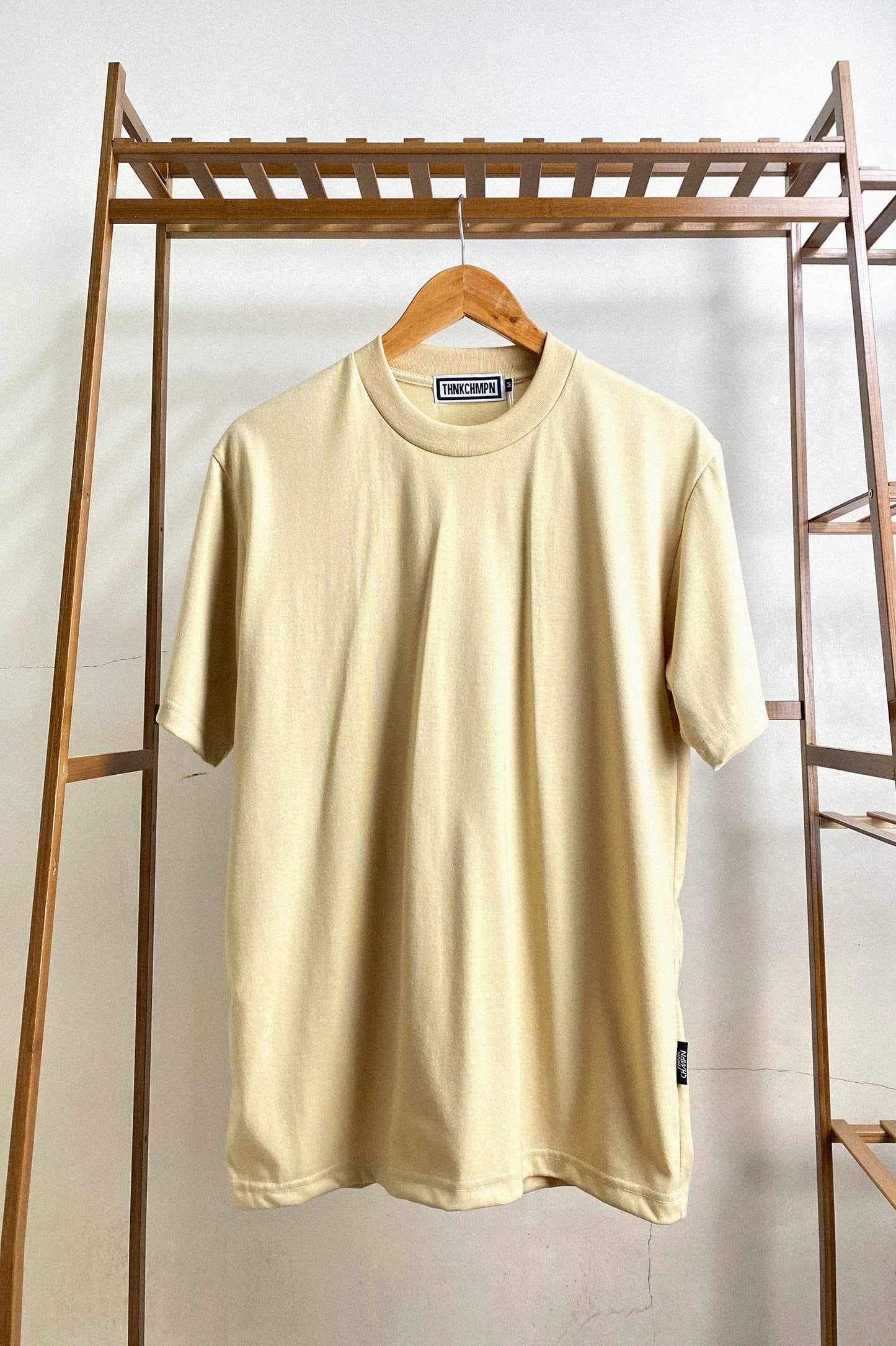 サンドカーキのオーバーサイズTシャツ