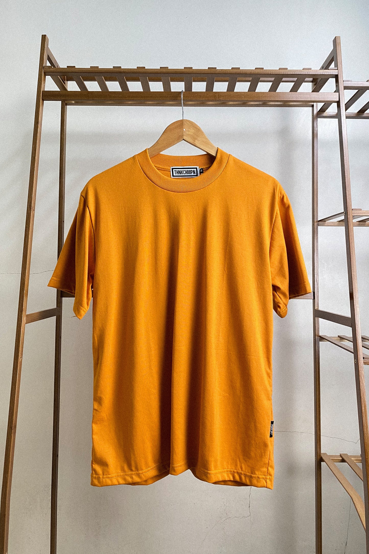 イエローマスタードのオーバーサイズTシャツ