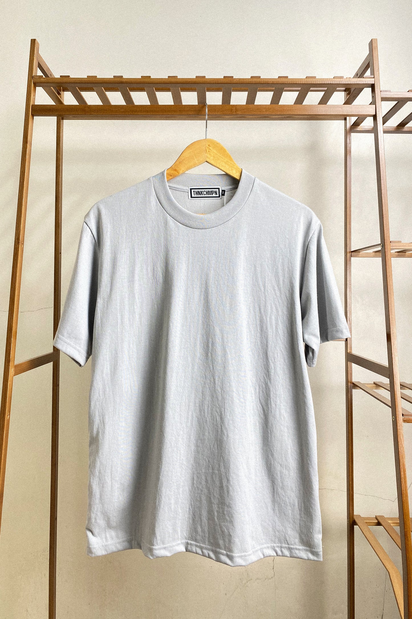 アクロマティックグレーのオーバーサイズTシャツ