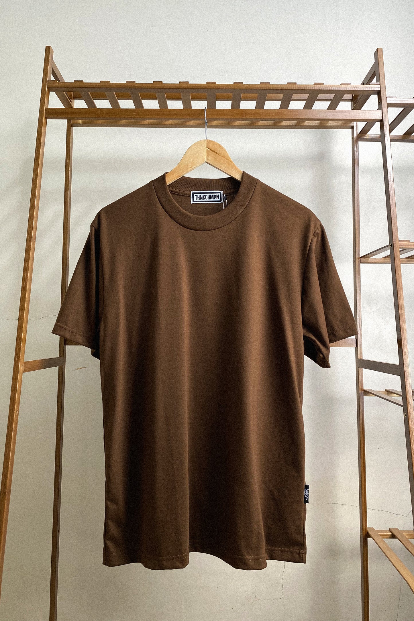 マッドブラウンのオーバーサイズTシャツ