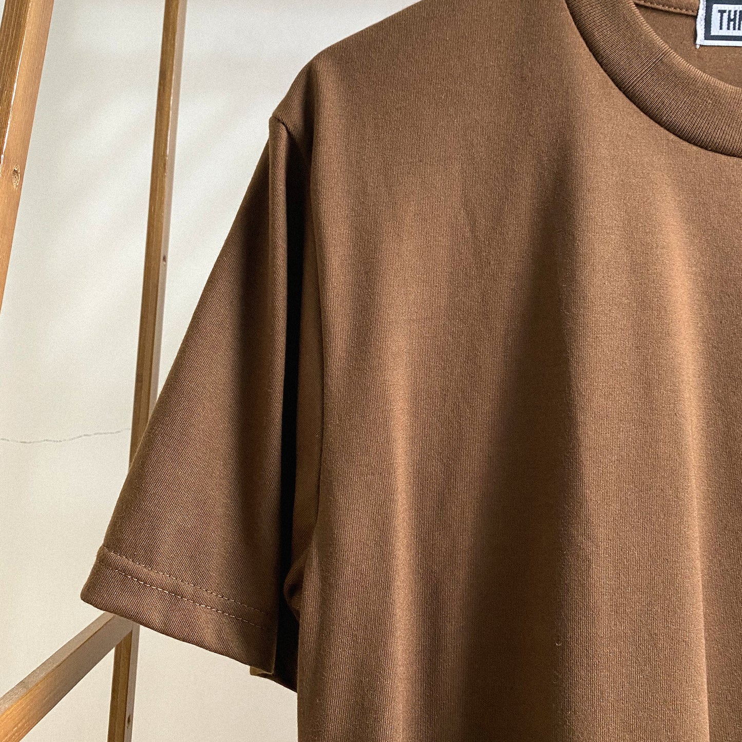 マッドブラウンのオーバーサイズTシャツ