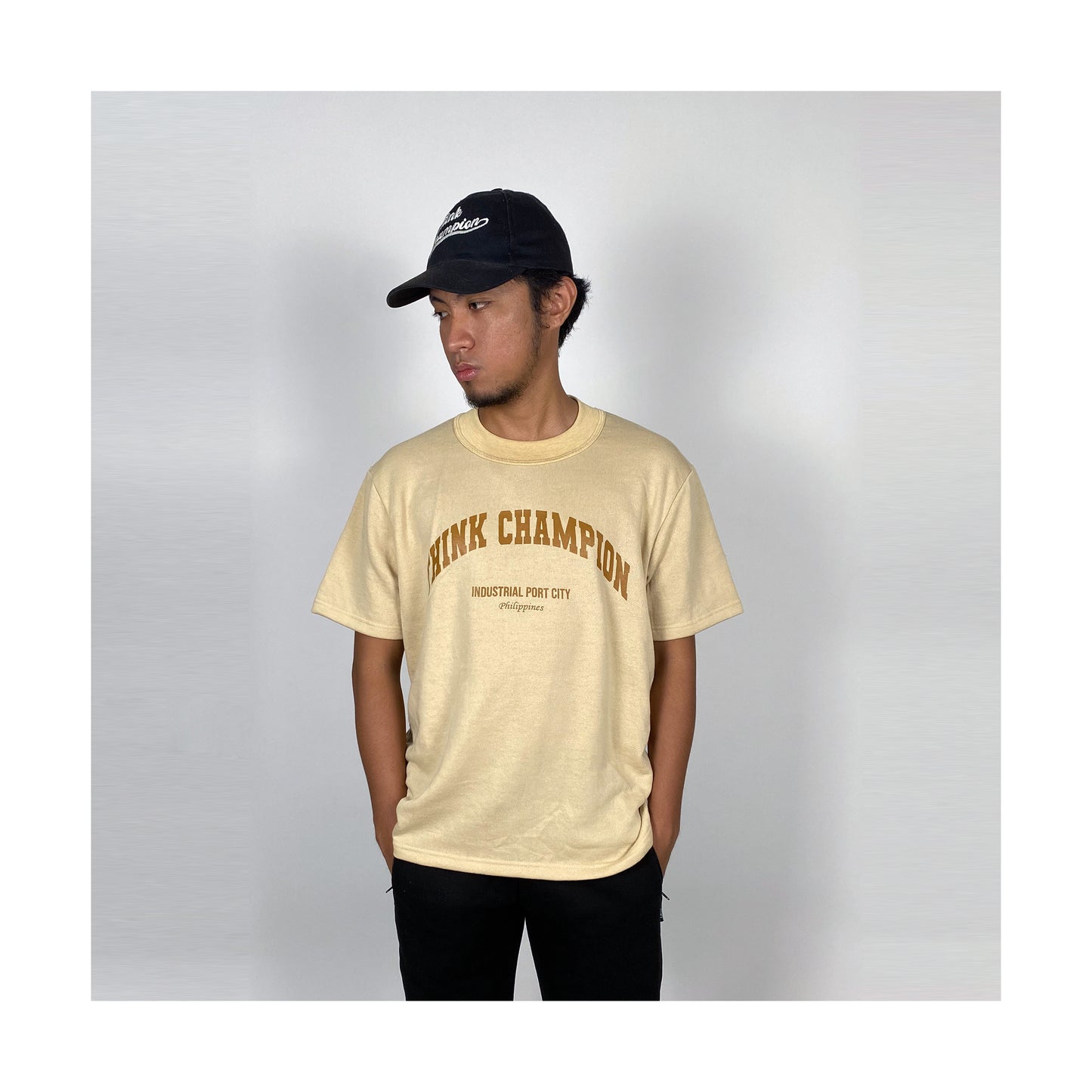 UNV SCRIPT ON SANSRIVAL | ELEVATED MOCK NECK | SHORT SLEEVE TEE
