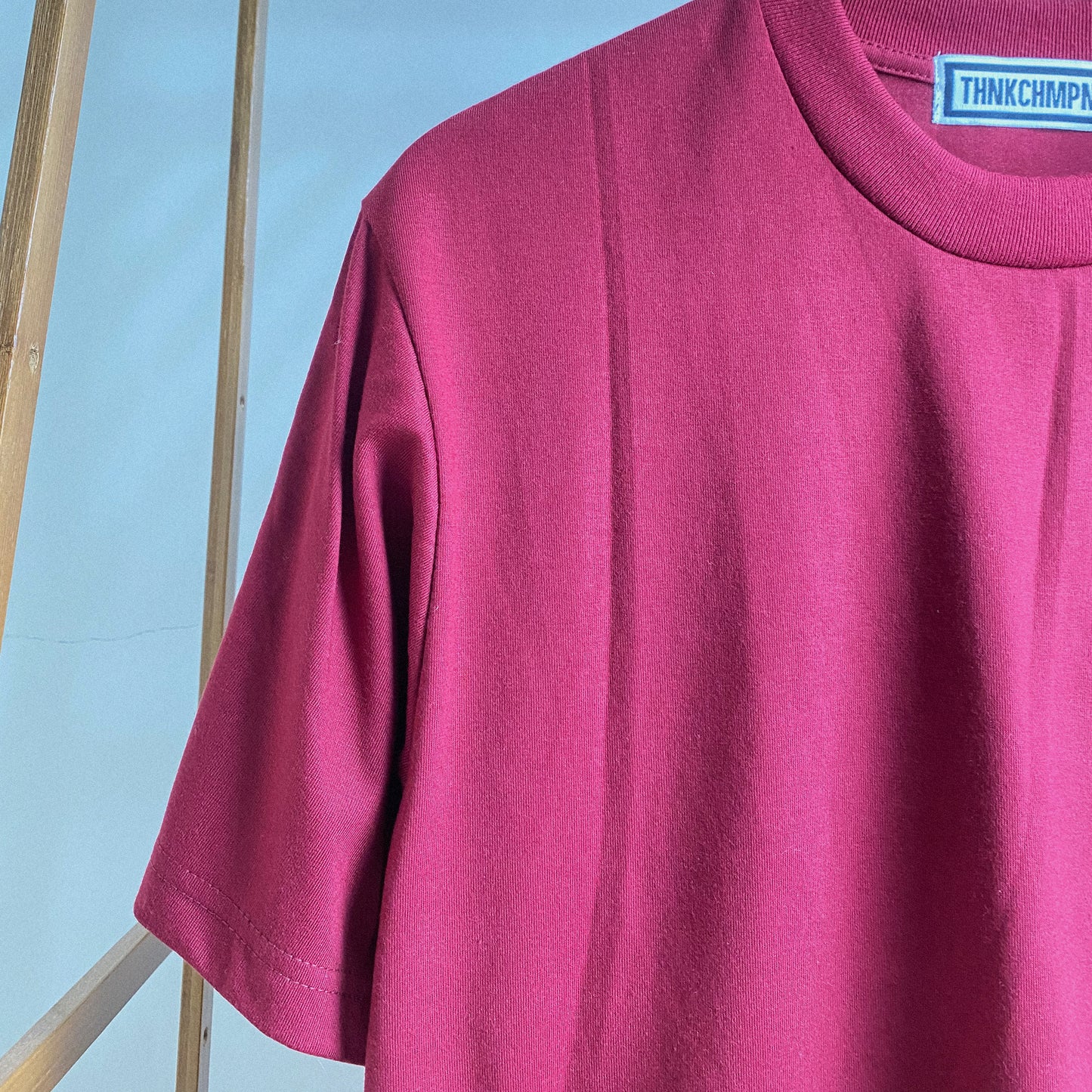 スカーレットマルーンのオーバーサイズTシャツ
