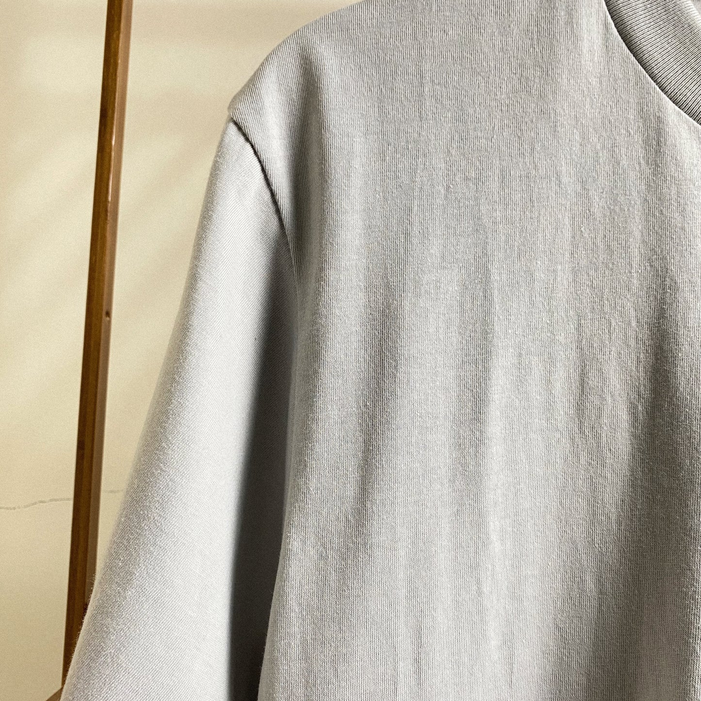 アクロマティックグレーのオーバーサイズTシャツ
