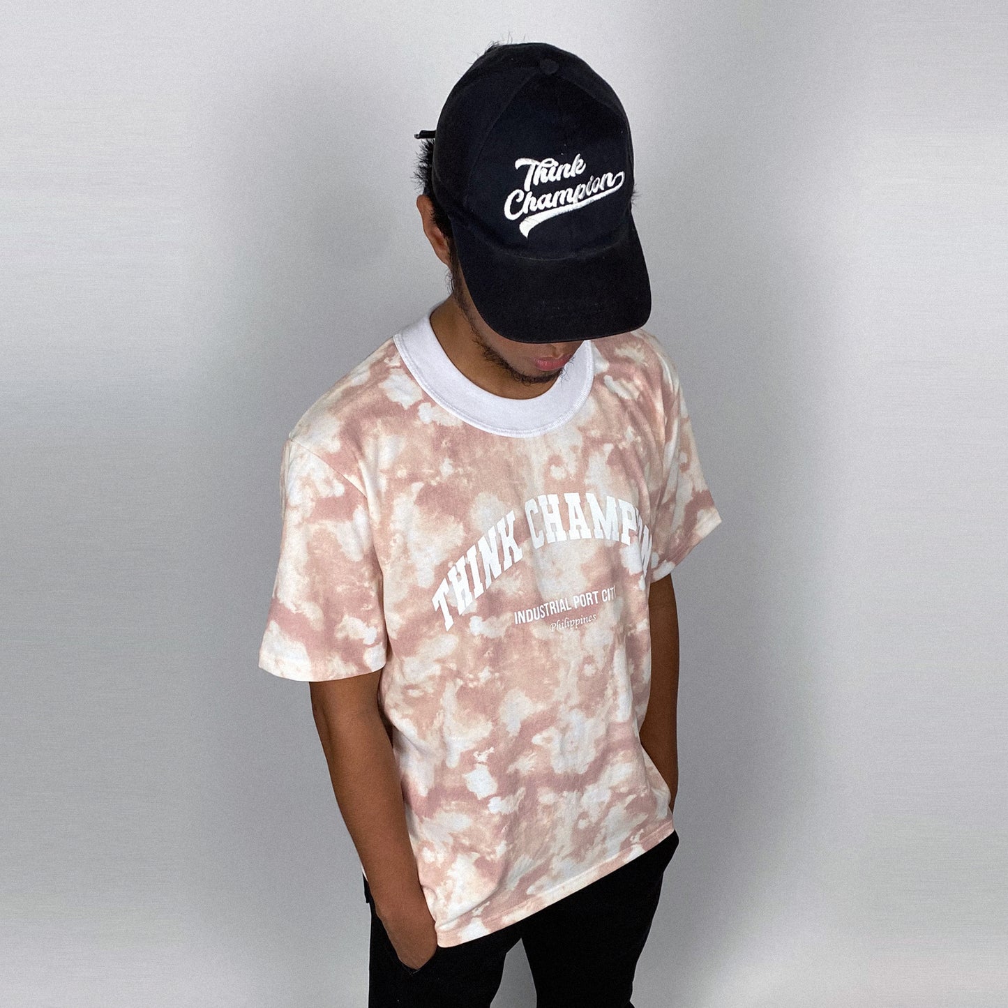 UNV SCRIPT ON TIE DYE | ELEVATED MOCK NECK | SHORT SLEEVE TEE