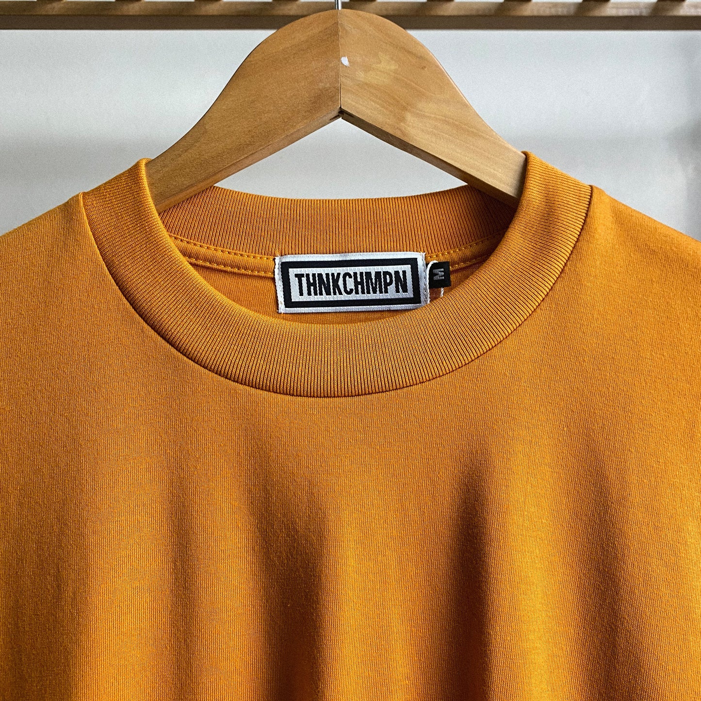 イエローマスタードのオーバーサイズTシャツ