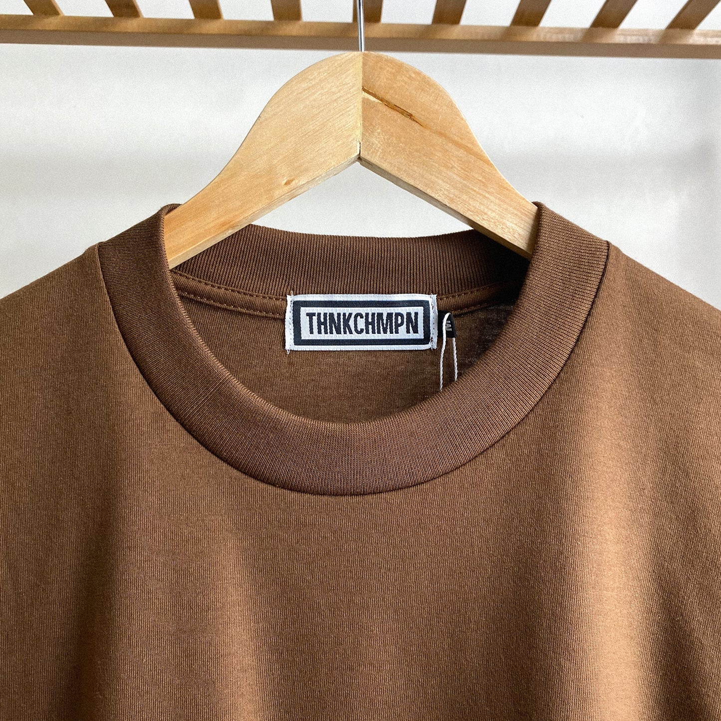 マッドブラウンのオーバーサイズTシャツ