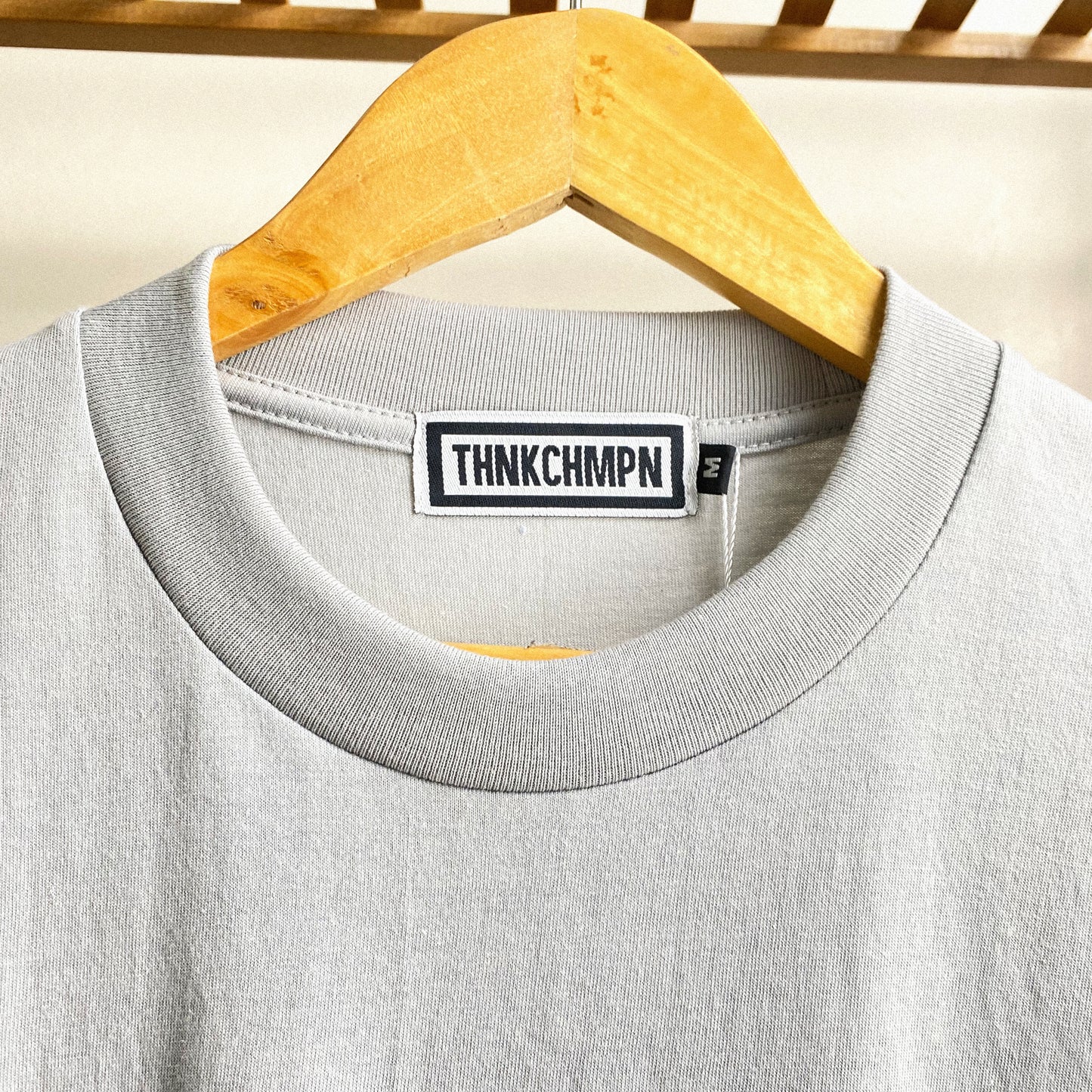 アクロマティックグレーのオーバーサイズTシャツ