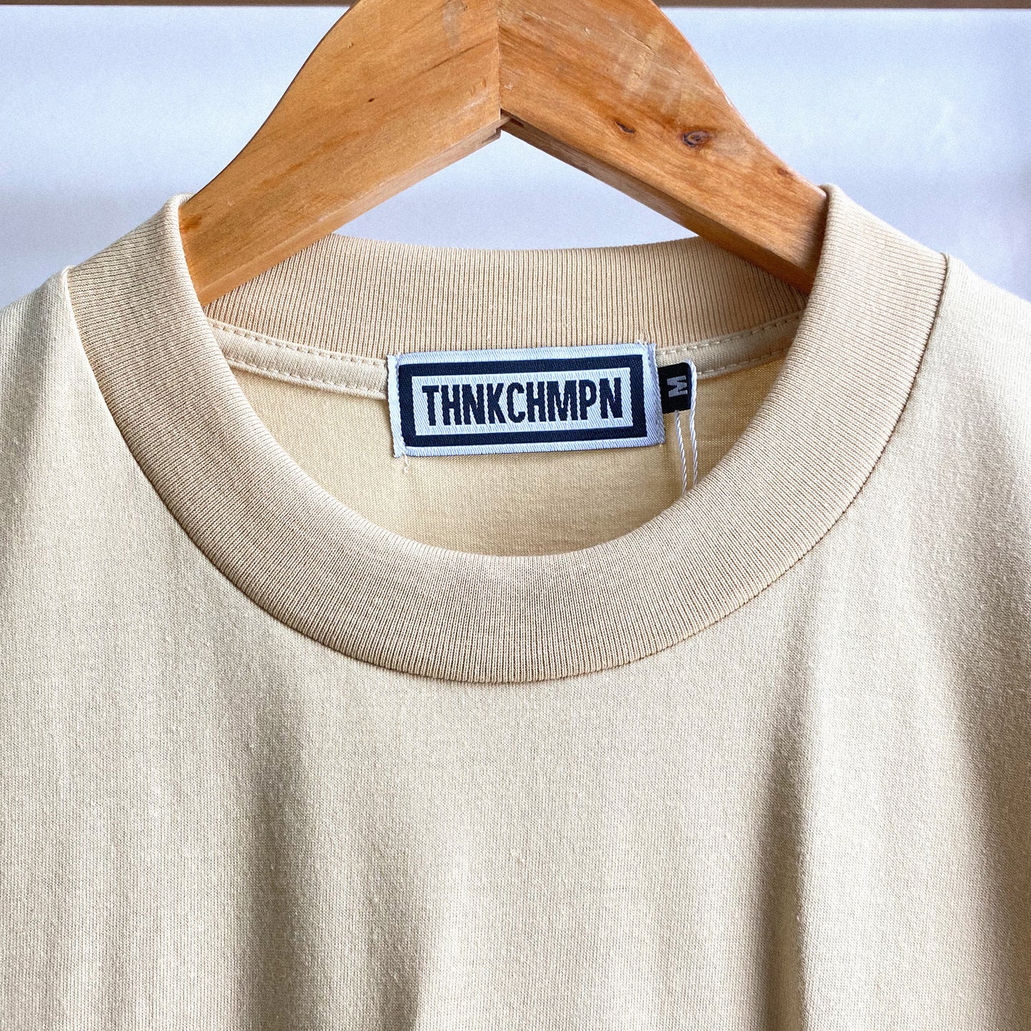 サンドカーキのオーバーサイズTシャツ