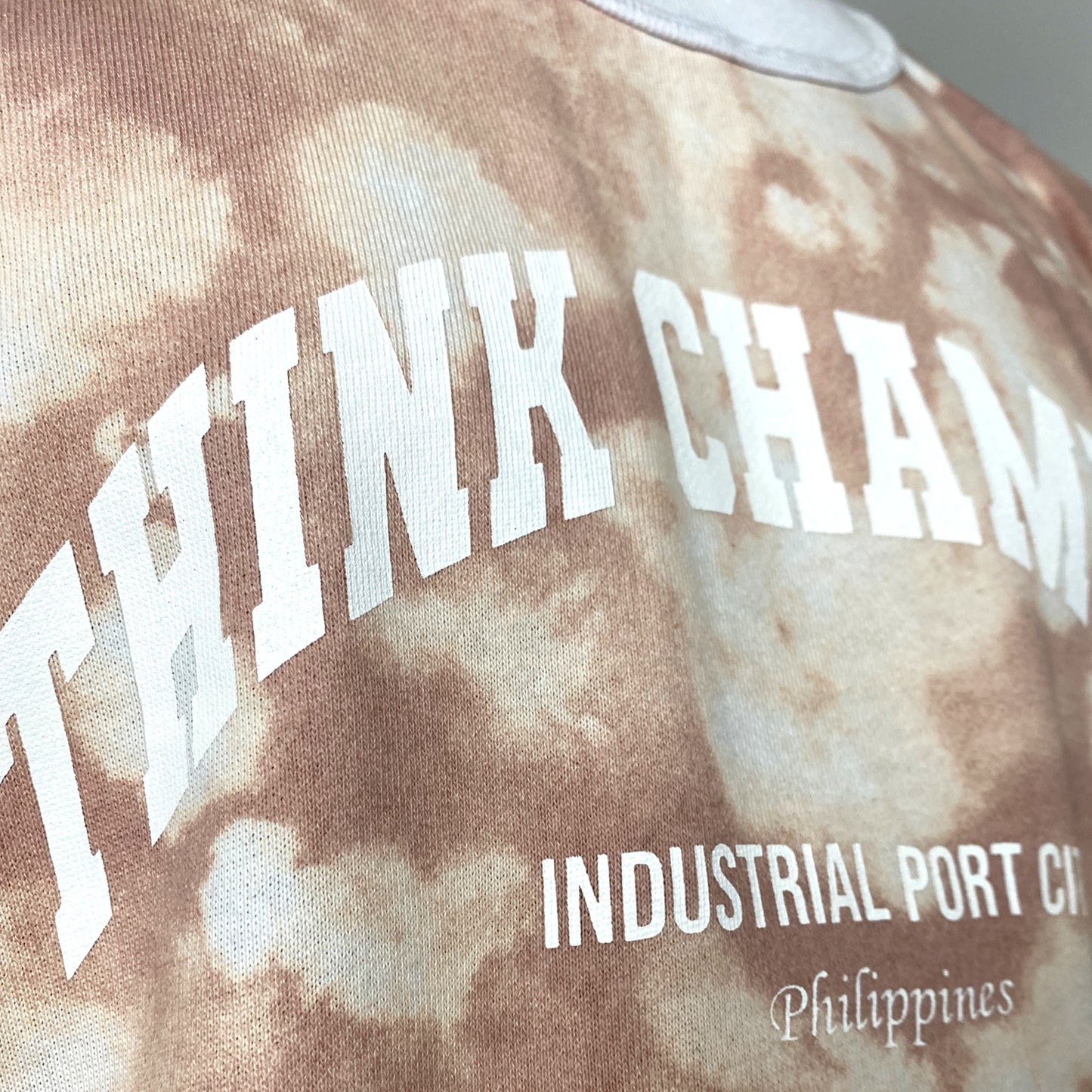 UNV SCRIPT ON TIE DYE | ELEVATED MOCK NECK | SHORT SLEEVE TEE