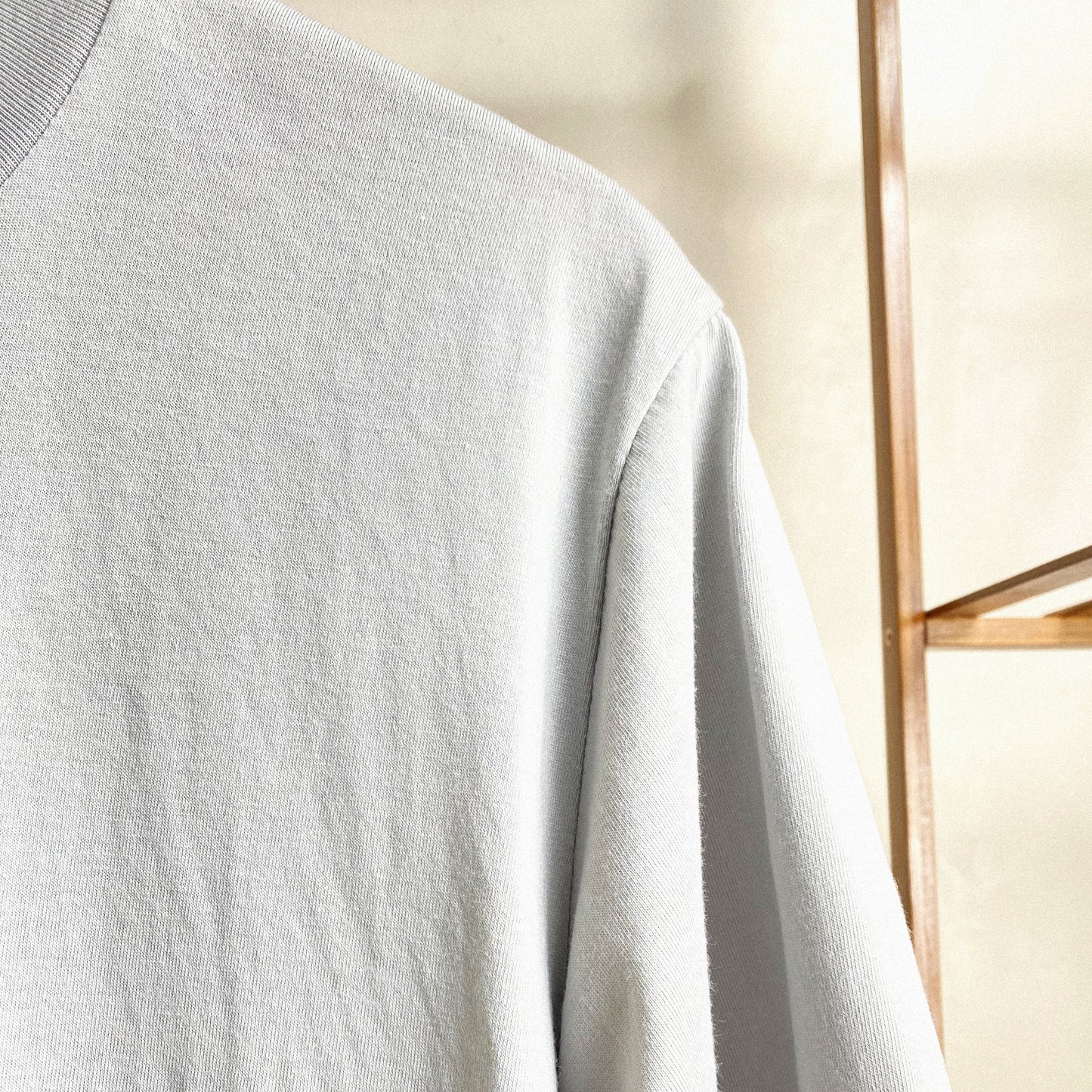 アクロマティックグレーのオーバーサイズTシャツ