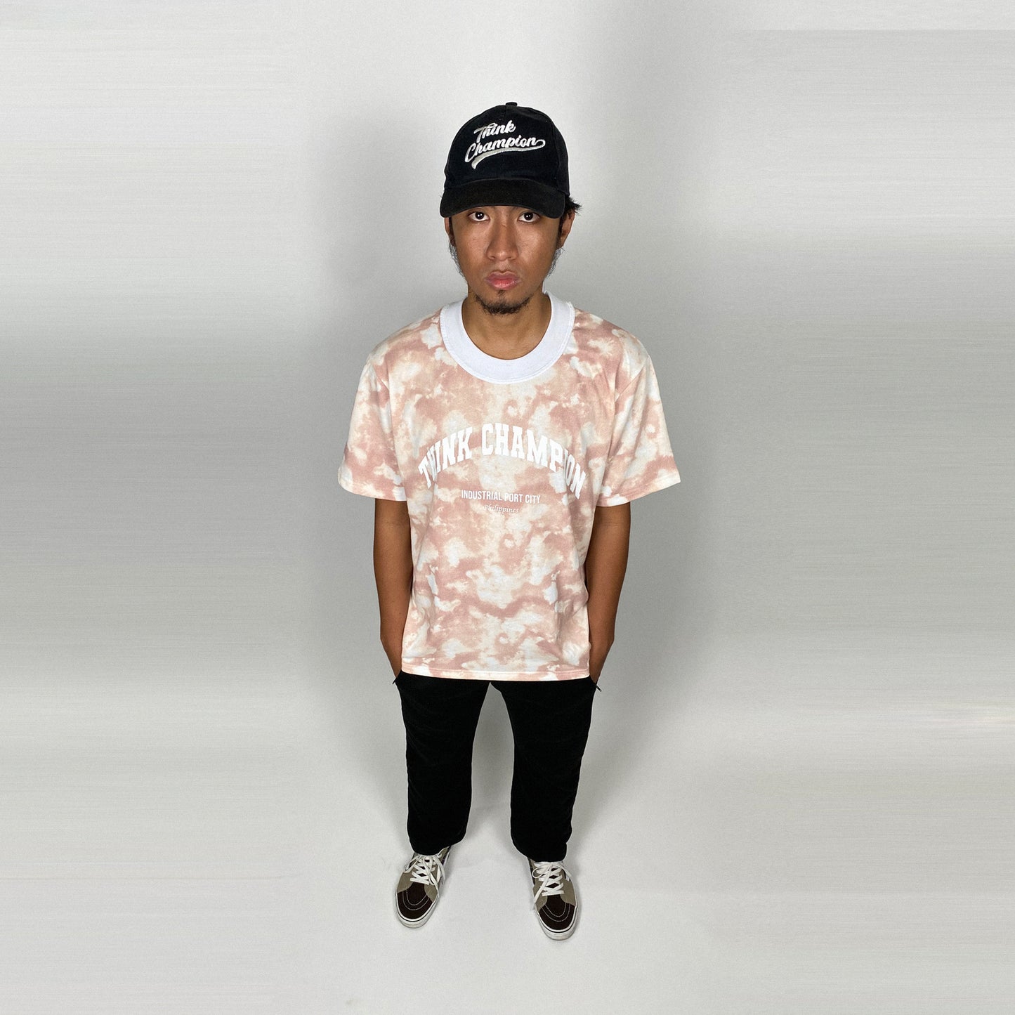 UNV SCRIPT ON TIE DYE | ELEVATED MOCK NECK | SHORT SLEEVE TEE