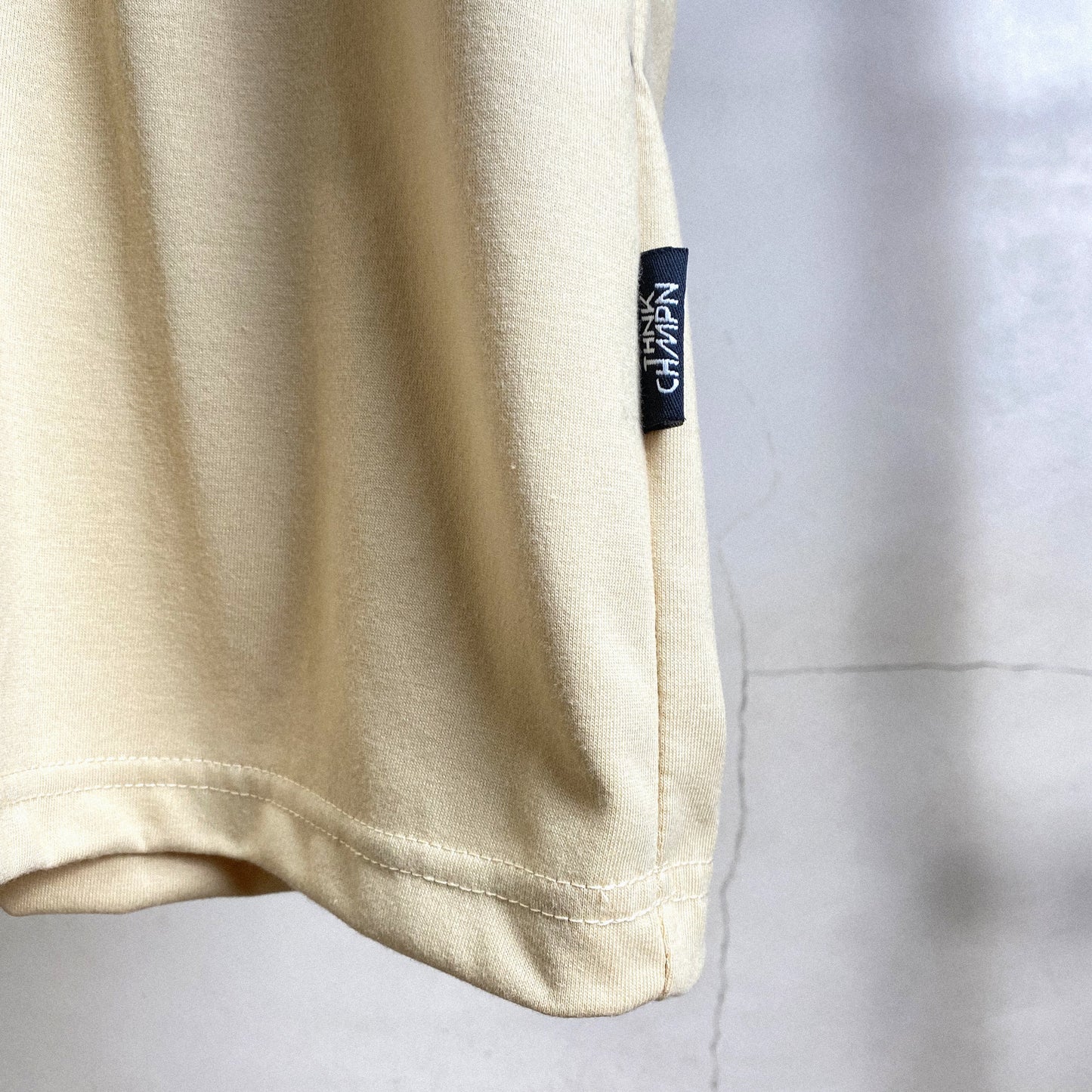 サンドカーキのオーバーサイズTシャツ