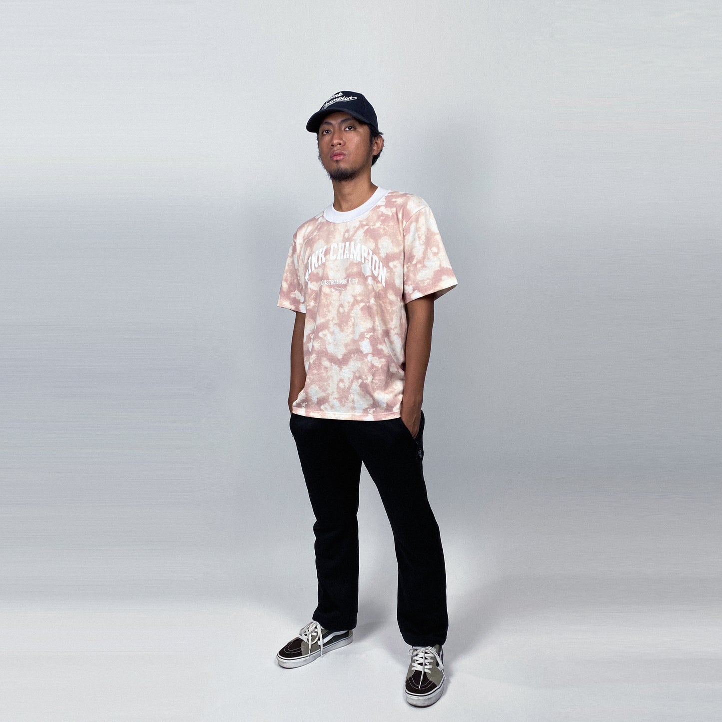 UNV SCRIPT ON TIE DYE | ELEVATED MOCK NECK | SHORT SLEEVE TEE