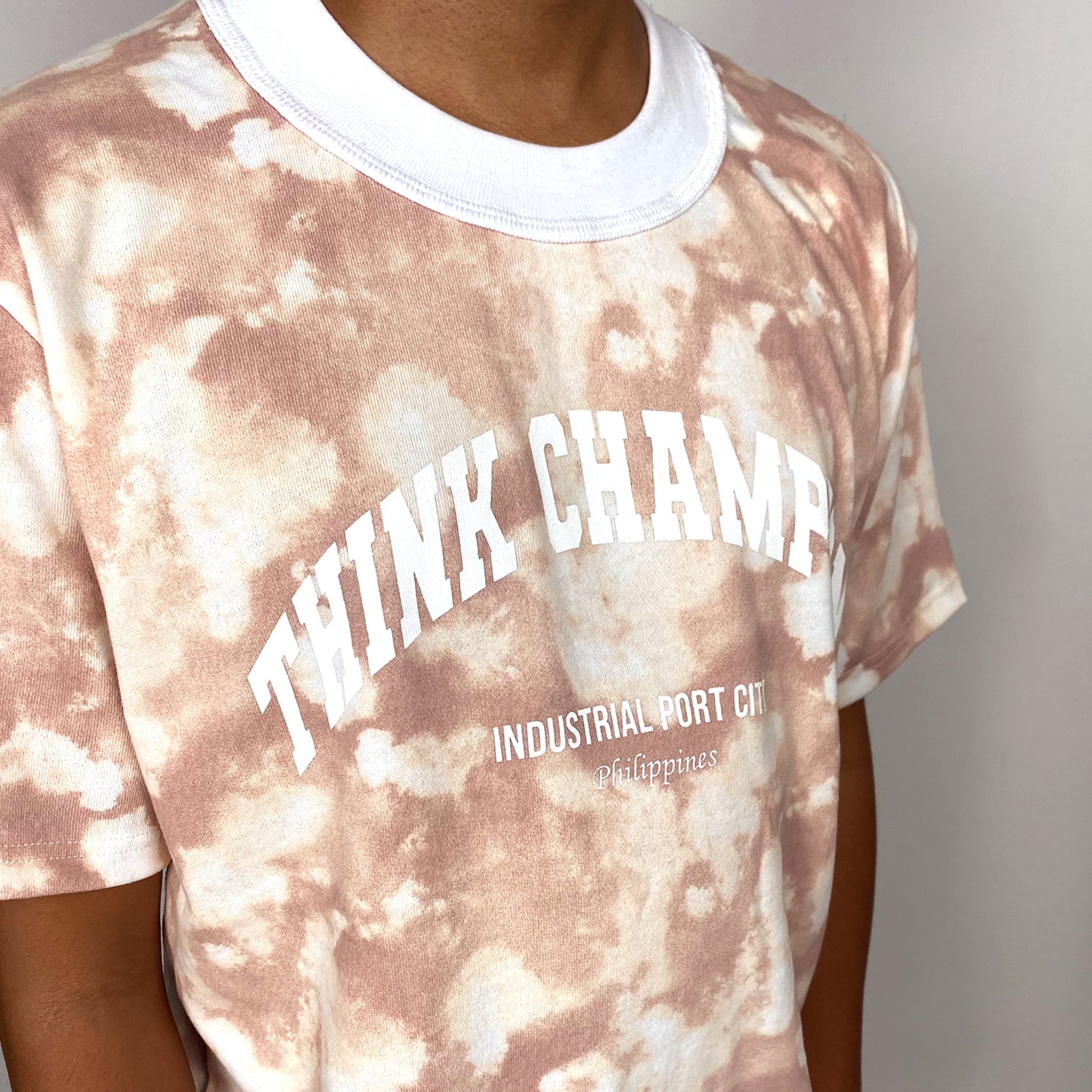 UNV SCRIPT ON TIE DYE | ELEVATED MOCK NECK | SHORT SLEEVE TEE