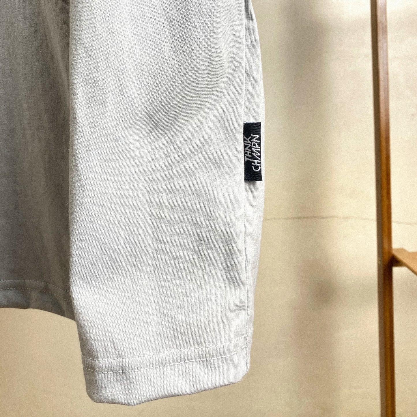 アクロマティックグレーのオーバーサイズTシャツ
