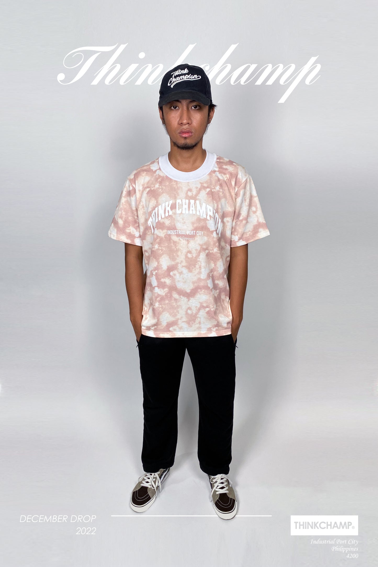 UNV SCRIPT ON TIE DYE | ELEVATED MOCK NECK | SHORT SLEEVE TEE