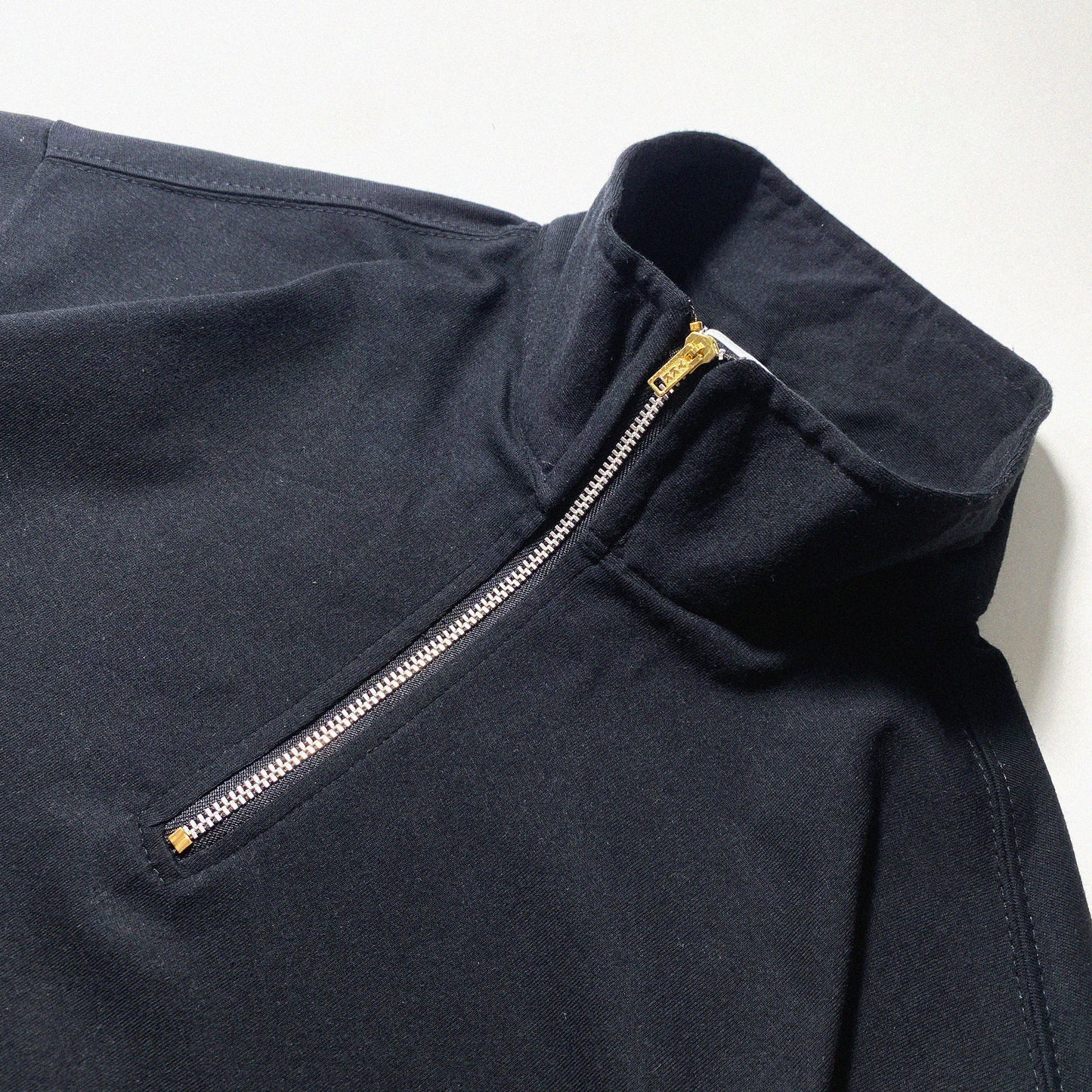 QUARTER ZIP ICONIC PATCH | BOXY FIT IN BLACK