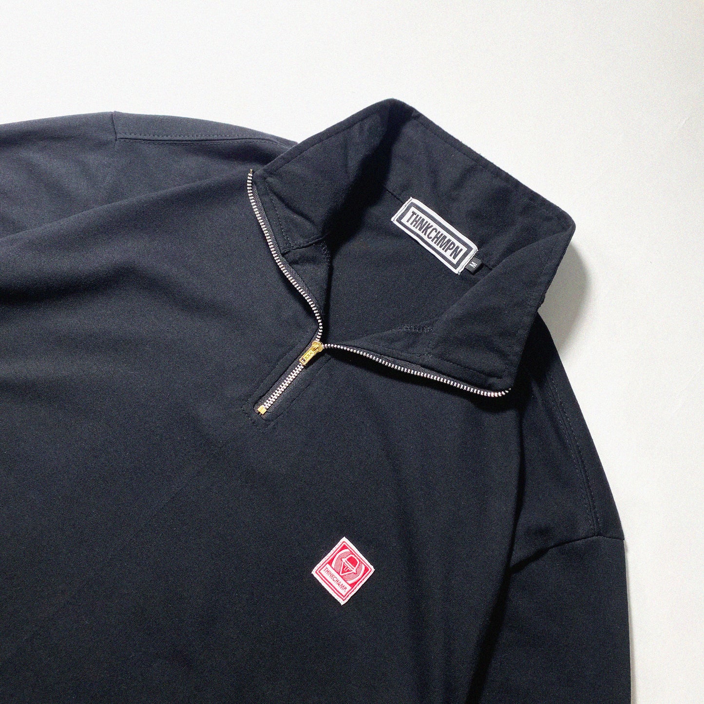 QUARTER ZIP L/S ICONIC PATCH | BOXY FIT IN BLACK