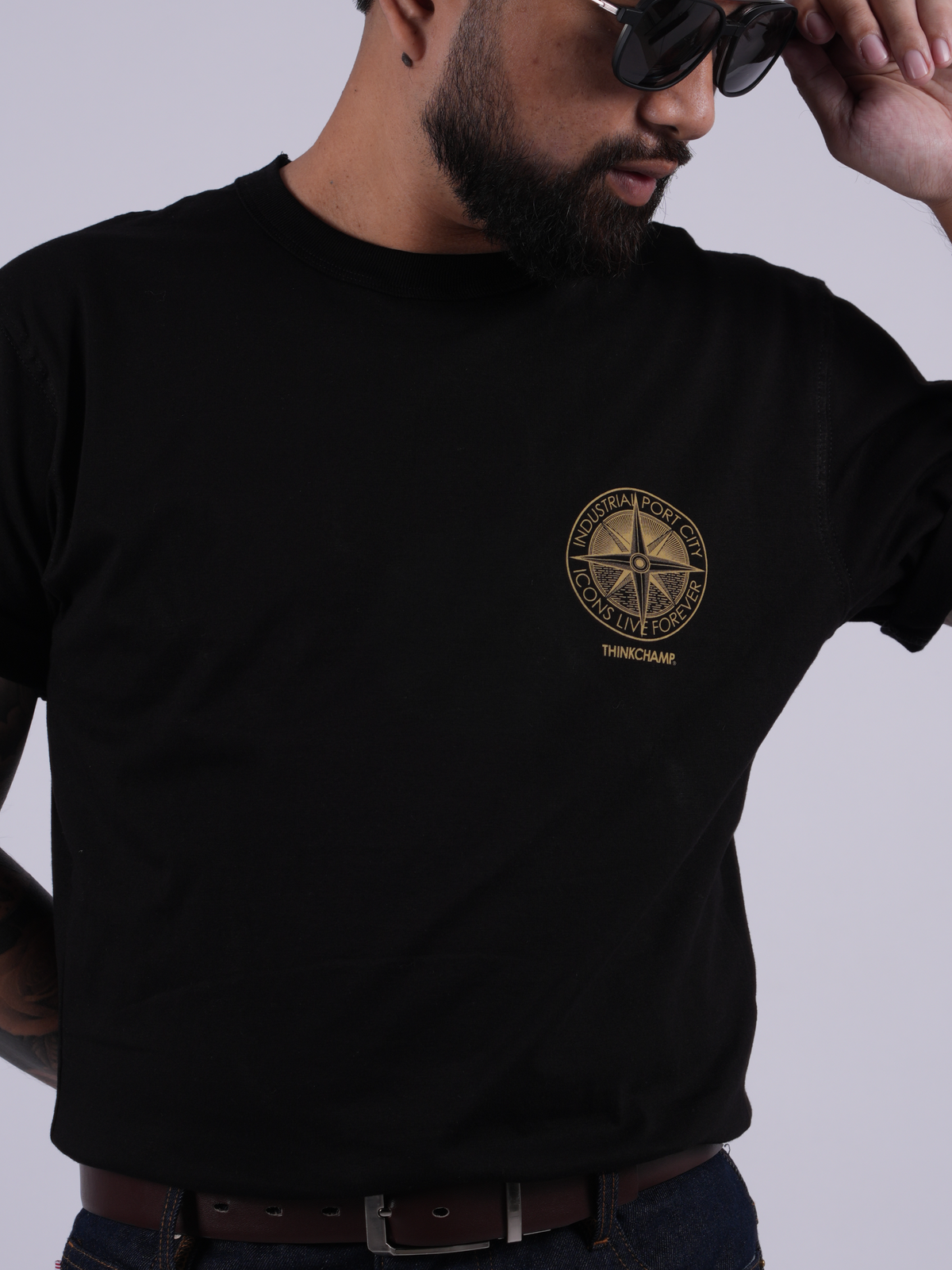 NAVIGATOR TEE IN BASALT BLACK