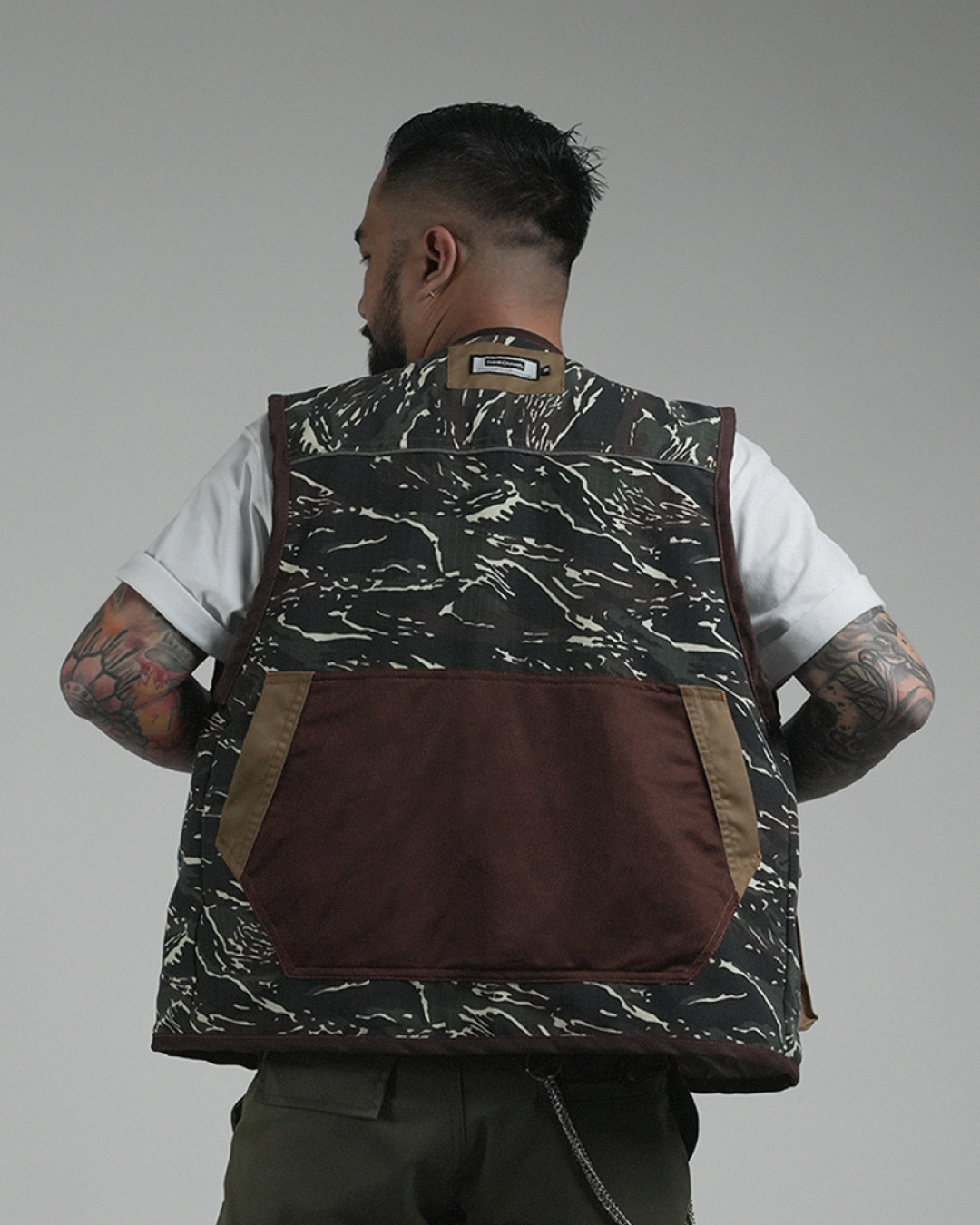 PATHFINDER REVERSIBLE UTILITY VEST IN SAND WHITE AND TIGER CAMOU COLORWAY