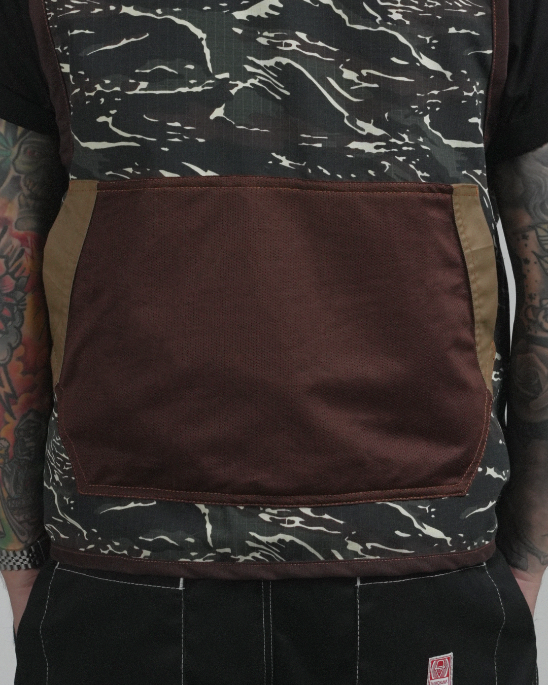 PATHFINDER REVERSIBLE UTILITY VEST IN SAND WHITE AND TIGER CAMOU COLORWAY