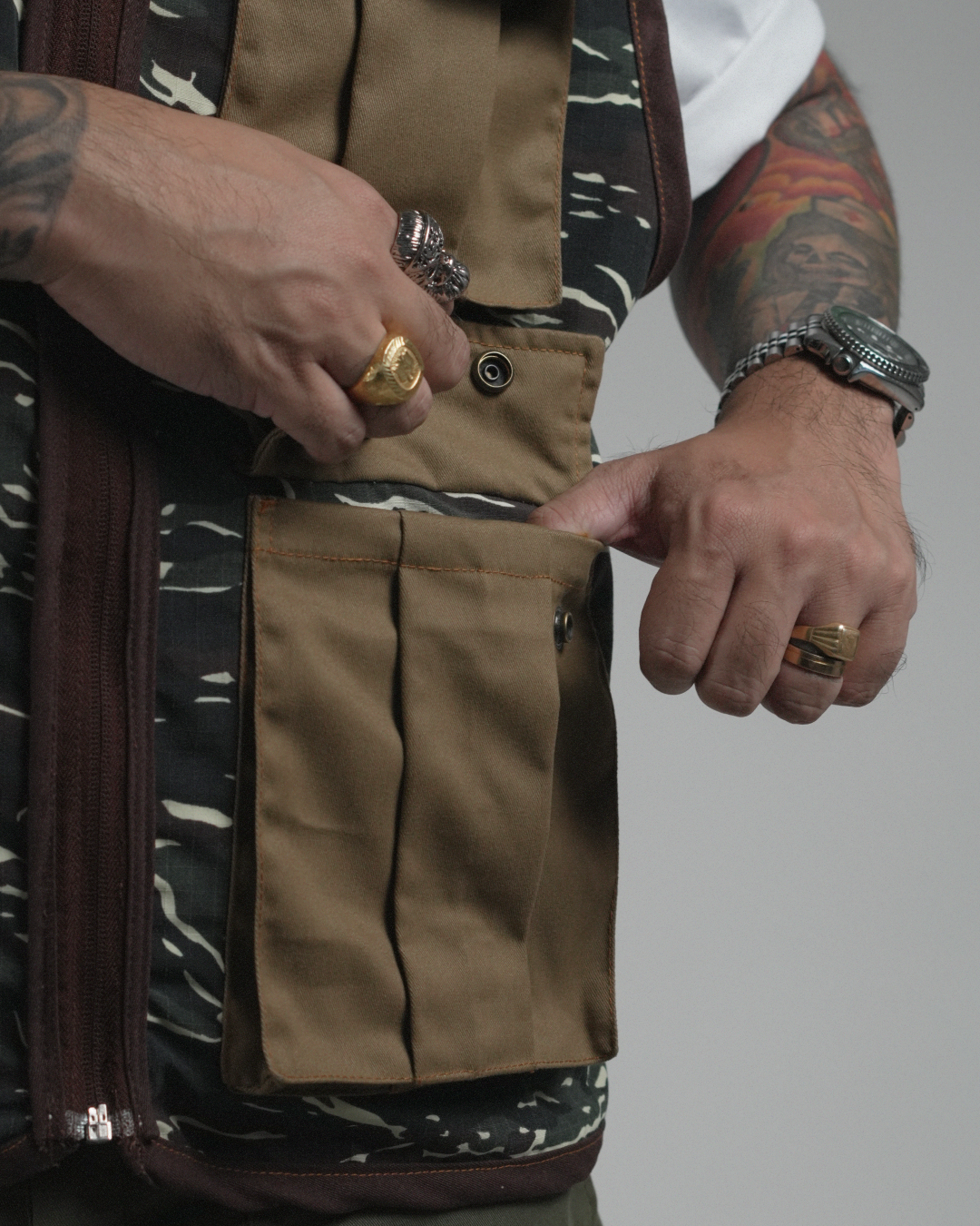 PATHFINDER REVERSIBLE UTILITY VEST IN SAND WHITE AND TIGER CAMOU COLORWAY