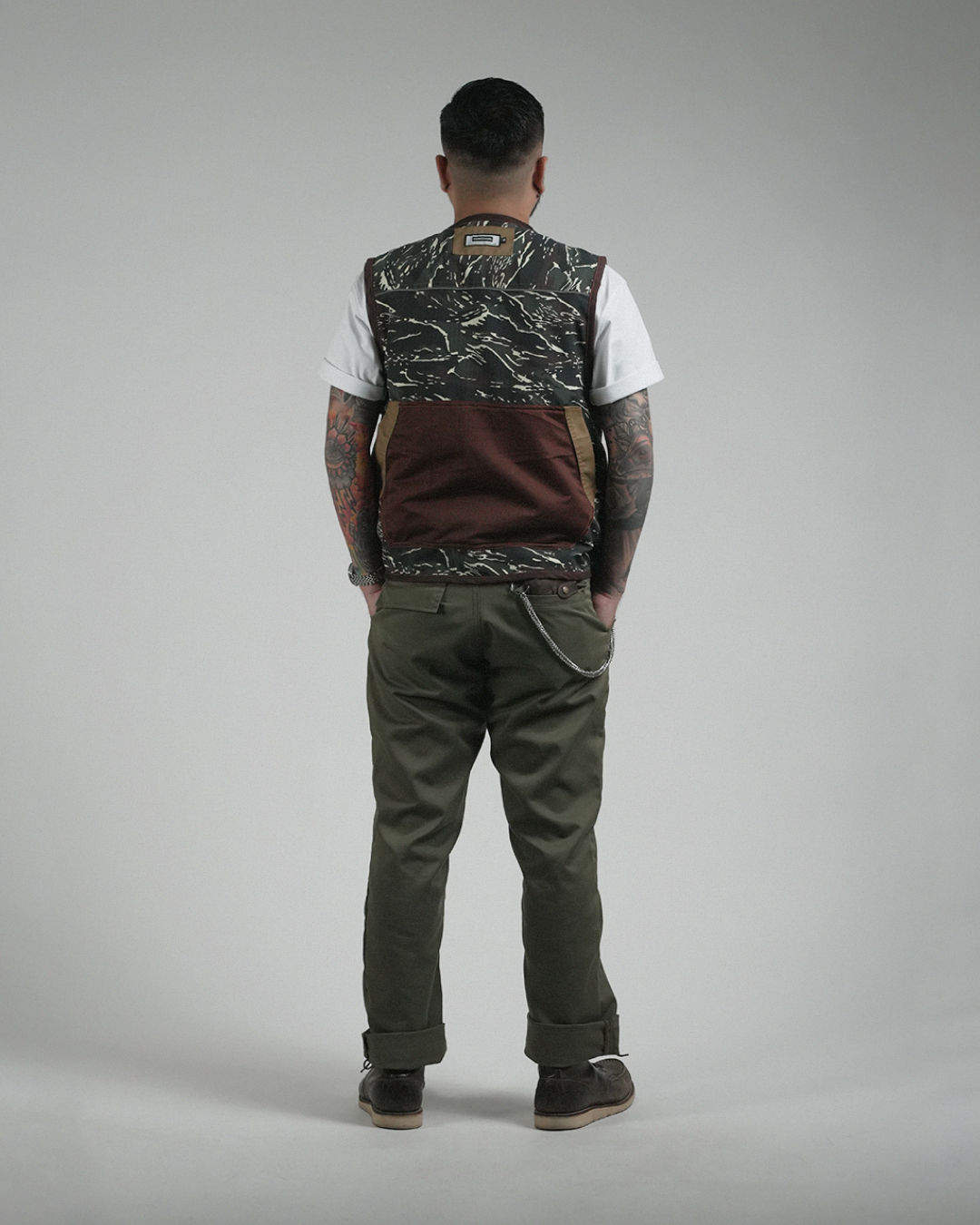 PATHFINDER REVERSIBLE UTILITY VEST IN SAND WHITE AND TIGER CAMOU COLORWAY