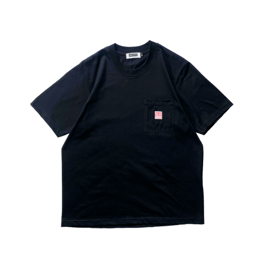 ICONIC POCKET TEE IN BLACK