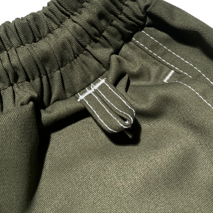 レイクグリーンの4ポケットダブルニーパンツ